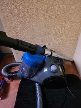 Moving sale: excellent condition vacuum cleaner 1