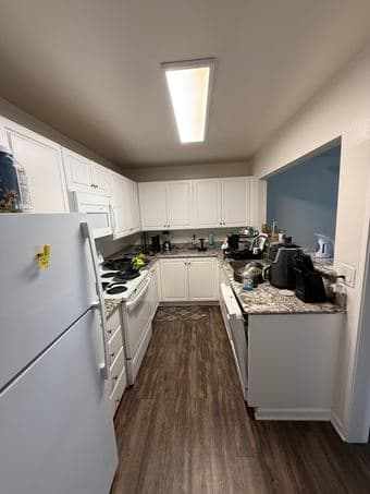 1 bed/1 bath available in a 2 bed/2 bath unit at Oakcreek Apartments. 1