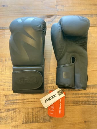 Selling boxing gloves (new with tags on) 1