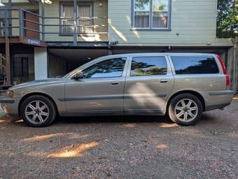2004 Volvo V70 (160k miles) 1