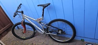 Specialized Stump Jumper mountain bike, kryptonite lock 1