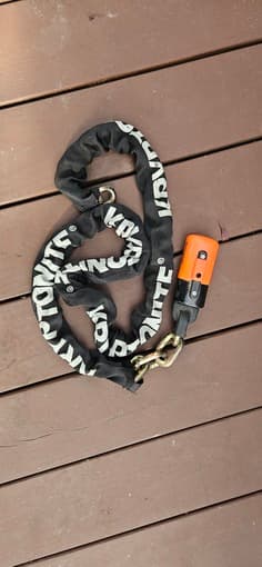 Specialized Stump Jumper mountain bike, kryptonite lock 2