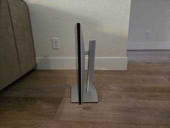 Selling 27'' Dell U2722D monitor 1