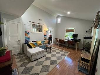 Stylish Furnished Room, Facing Beautiful Ivy Outdoors, Redwood City 2