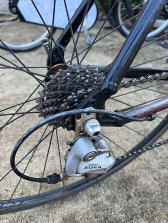 Road bike Raleigh Revenio 2.0 + lock, helmet, lights 3