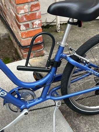 Comfort bike (Electra Townie 7D) with U-lock and phone holder  (~2/6) 2