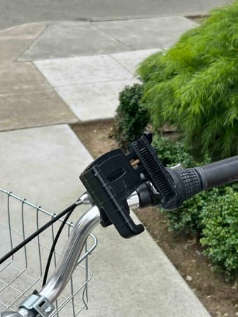 Comfort bike (Electra Townie 7D) with U-lock and phone holder  (~2/6) 3