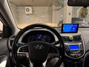 2013 hyundai accent SE hatchback 1