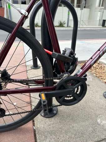 Giant Escape Disc 2. XL frame with phone holder, lock and rear basket 4