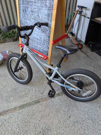 Kid's bike for sale- Giant Animator ,Size 16", training wheel included 1