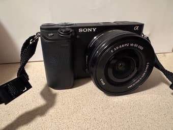 Sony Alpha 6400 APS-C Mirrorless Camera + 16-50 mm lens 1