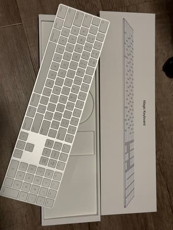Apple Magic Keyboard (almost new) 1