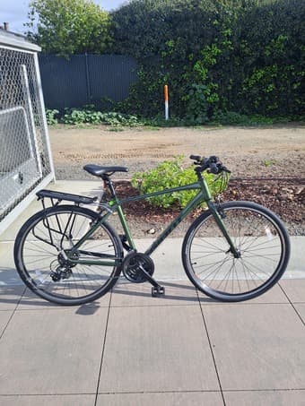 Giant Escape hybrid bicycle - like new condition! 1