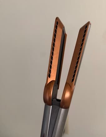 Dyson Airstrait that dries and straightens hair simultaneously 1