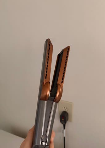 Dyson Airstrait that dries and straightens hair simultaneously 2