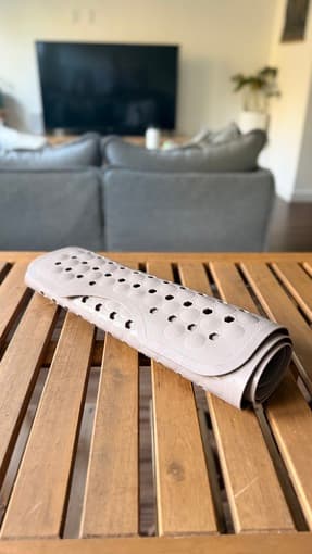 Non-slip bath/shower mat (gray) 1