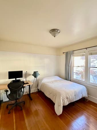 Room available in downtown Palo Alto - move in April 12th 1