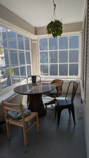 Room available in downtown Palo Alto - move in April 12th 2