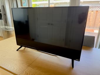 39" Vizio TV + Remote 1