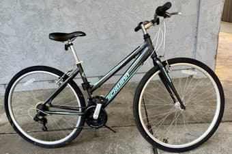 Hybrid Schwinn Pathway City Bike 2