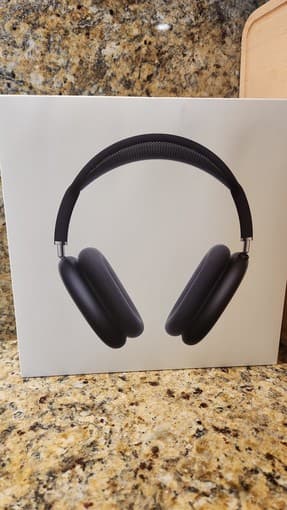 AirPods Max with Smart Case (New in Sealed Box, Black) 1